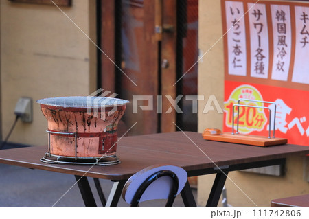 焼肉屋の七輪　炭火直火焼き　焼肉屋の店先 111742806