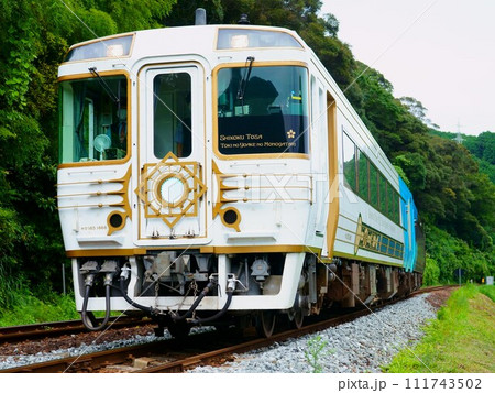 吾桑駅を通過する志国土佐時代の夜明けのものがたり（開花の妙） 111743502
