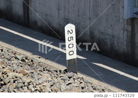 駅のホームの数字の看板 111743520