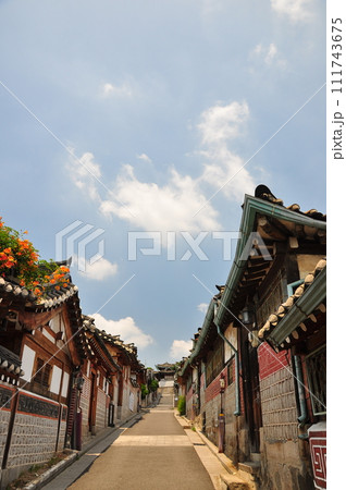韓国ソウルの旧市街地、北村韓屋村の風景 111743675