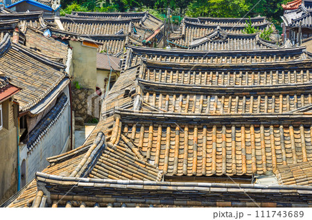 韓国ソウルの旧市街地、北村韓屋村の風景 111743689