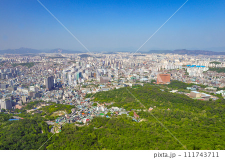 韓国ソウルの南山タワーから見たソウル市街風景 111743711