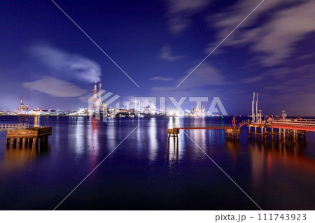 名古屋市、名古屋港9号地から眺める日本製鉄名古屋製鉄所の夜景 111743923