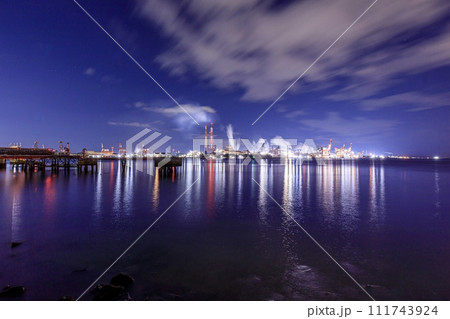 名古屋市、名古屋港9号地から眺める日本製鉄名古屋製鉄所の夜景 名古屋市、名古屋港9号地から眺める日本製鉄名古屋製鉄所の夜景 111743924