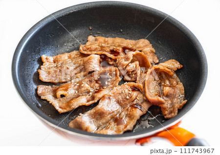 焼肉のたれで焼く牛バラ肉 111743967