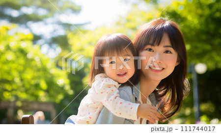 赤ちゃんをおんぶする母親、子どもと日本人女性、自然の背景 111744017
