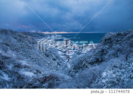 【新潟県_佐渡_相川】雪晴れる鉱山町相川 【新潟県_佐渡_相川】雪晴れる鉱山町相川 111744078