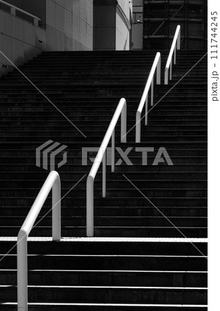 階段と白い手すり、白黒 111744245