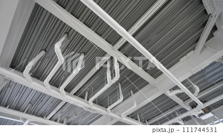 地下駐車場のダクト 配管 111744531