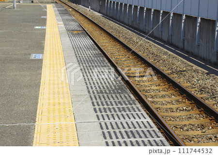 駅のホーム 駅のホーム 111744532