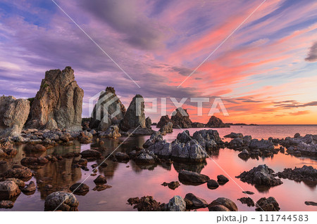 【新潟県_佐渡_日本海】夕暮れの七浦海岸  111744583