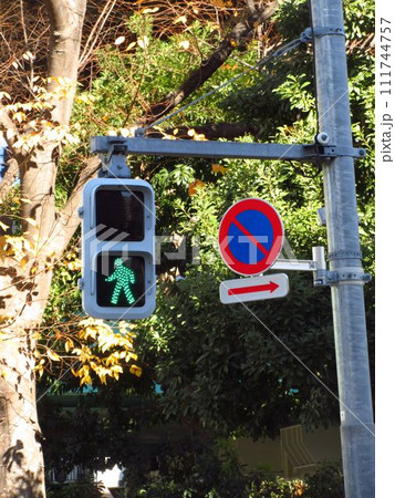 【そら】歩行者用信号機 green-light-pedestrian-traffic