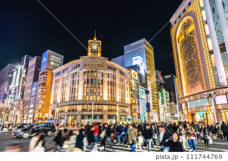 日本の東京都市景観 2月…コロナ禍前のように外国人観光客らで賑わう銀座(夜景)…新時代へ=18日 日本の東京都市景観 2月…コロナ禍前のように外国人観光客らで賑わう銀座(夜景)…新時代へ=18日 111744769