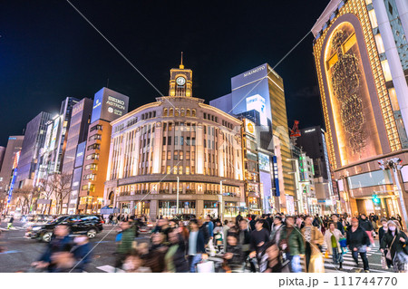 日本の東京都市景観 2月…コロナ禍前のように外国人観光客らで賑わう銀座(夜景)…新時代へ=18日 日本の東京都市景観 2月…コロナ禍前のように外国人観光客らで賑わう銀座(夜景)…新時代へ=18日 111744770
