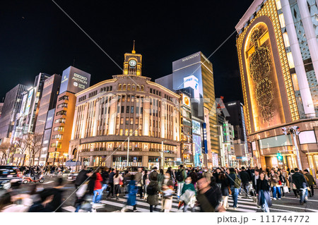 日本の東京都市景観 2月…コロナ禍前のように外国人観光客らで賑わう銀座(夜景)…新時代へ=18日 日本の東京都市景観 2月…コロナ禍前のように外国人観光客らで賑わう銀座(夜景)…新時代へ=18日 111744772