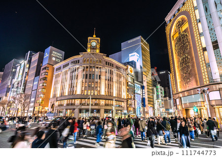 日本の東京都市景観 2月…コロナ禍前のように外国人観光客らで賑わう銀座（夜景）…新時代へ＝18日 111744773
