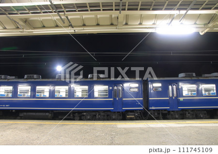 夜の横川駅に佇む夜汽車(ELナイトパーク)_2022/12/17撮影 夜の横川駅に佇む夜汽車(ELナイトパーク)_2022/12/17撮影 111745109