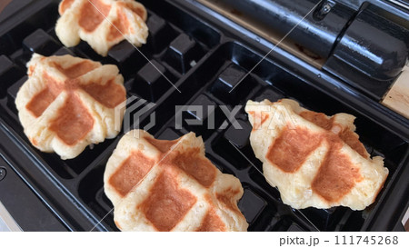 焼き上がったワッフル 焼き上がったワッフル 111745268