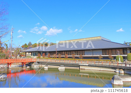 静岡県掛川市、掛川市立中央図書館の風景 静岡県掛川市、掛川市立中央図書館の風景 111745618