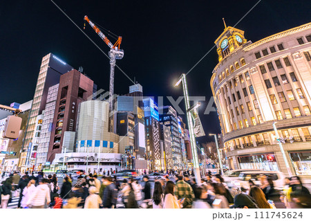 日本の東京都市景観 2月…外国人観光客らで賑わう銀座。三愛解体工事進む…新時代へ=18日 日本の東京都市景観 2月…外国人観光客らで賑わう銀座。三愛解体工事進む…新時代へ=18日 111745624