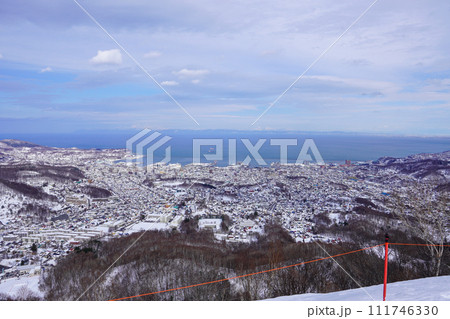 小樽天狗山展望台から見る小樽の市街地 111746330