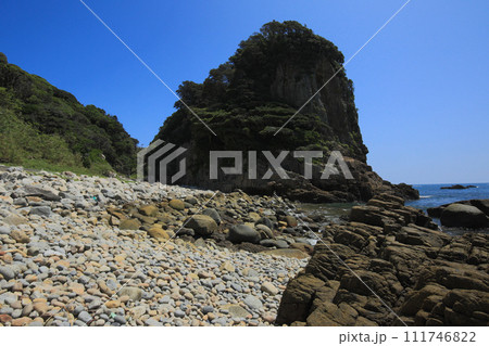 高知県土佐清水市 海岸から見た白山洞門 高知県土佐清水市 海岸から見た白山洞門 111746822