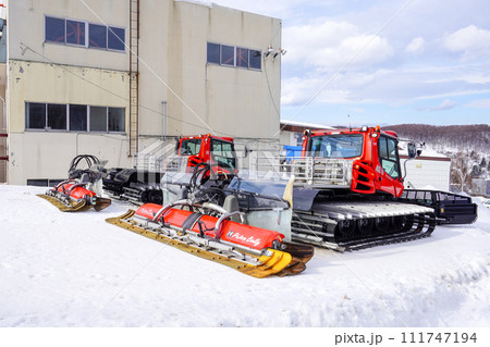 小樽天狗山スキー場の圧雪車 111747194