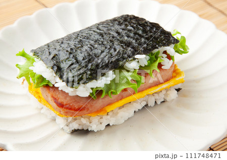 ポークたまごおにぎり 111748471