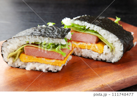 ポークたまごおにぎり ポークたまごおにぎり 111748477