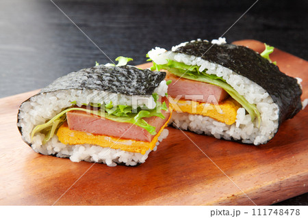 ポークたまごおにぎり 111748478