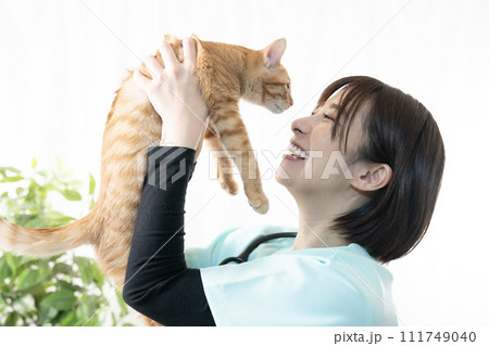 ちゃとらの仔猫を抱く女性獣医師 ちゃとらの仔猫を抱く女性獣医師 111749040