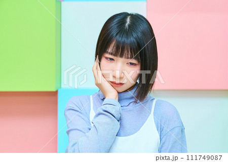 疑問を感じる表情をする若い女性 疑問を感じる表情をする若い女性 111749087