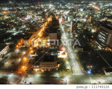 群馬県庁舎の展望フロア(32F)から撮影した前橋市内の夜景 111749120
