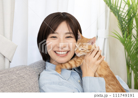 仔猫と頬を寄せて微笑む女性 仔猫と頬を寄せて微笑む女性 111749191