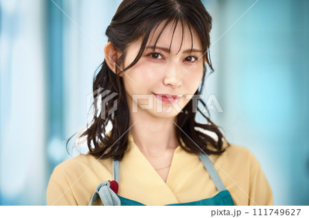 エプロンをした若い主婦 エプロンをした若い主婦 111749627