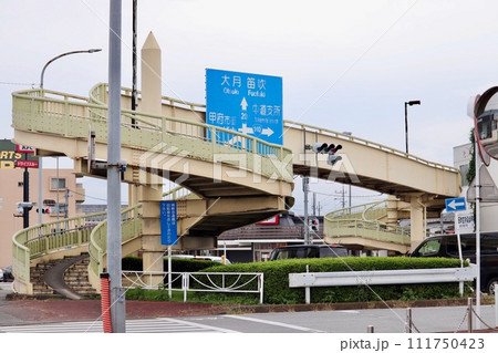 螺旋階段の付いた歩道橋 111750423