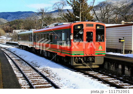 雪景色の鉄路を…南会津から鬼怒川温泉へ　会津鉄道・快速列車 111752001