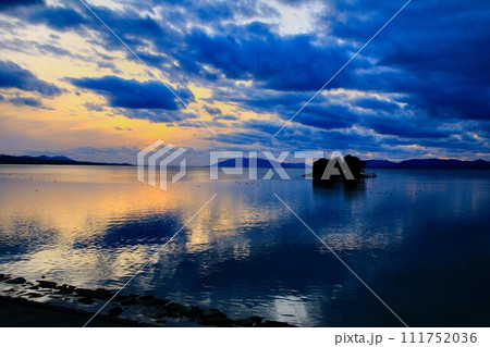 マジックアワーの松江・出雲の夕景…夕焼けの『宍道湖・嫁ヶ島』 111752036
