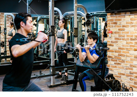 フィットネスジムでトレーニングする男女 111752243