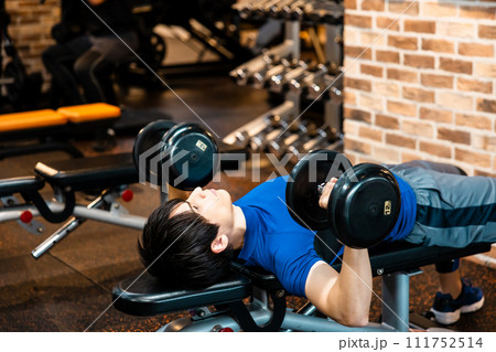 スポーツジムでウエイトトレーニングをする男性 111752514