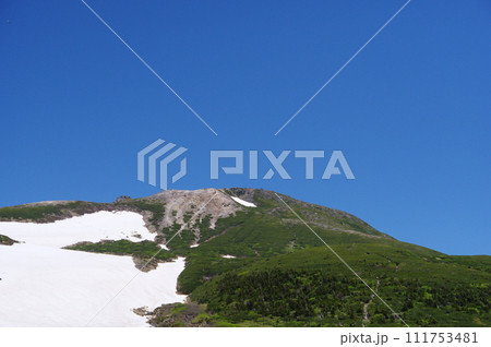 白山弥陀ヶ原から見る御前峰 白山弥陀ヶ原から見る御前峰 111753481
