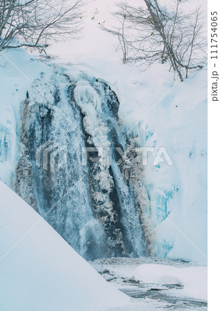 冬に流れる滝 111754065