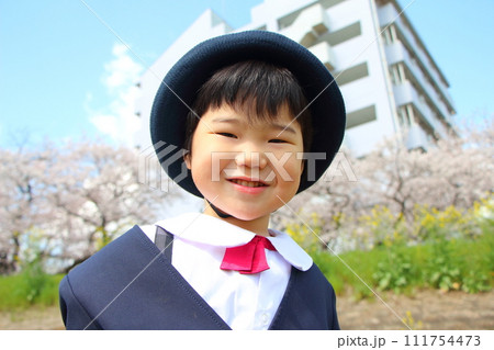 幼稚園の制服を着た幼児　入園式　卒園式 111754473