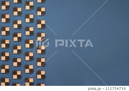 モザイクブロックのパターンが左側に並ぶ紺色の背景 111754738