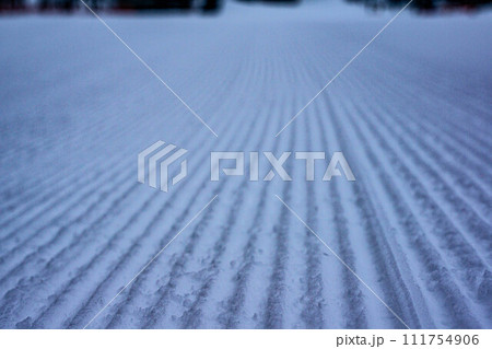 整備された早朝のゲレンデ 整備された早朝のゲレンデ 111754906