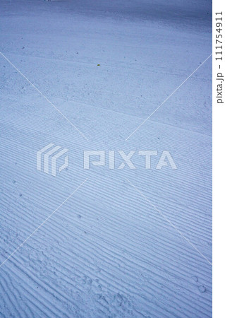 整備された早朝のゲレンデ 整備された早朝のゲレンデ 111754911