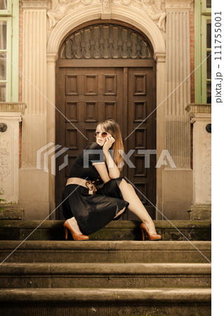 fashion woman in sunglasses on street 111755001
