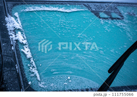 凍り付いた車のフロントガラス 凍り付いた車のフロントガラス 111755066