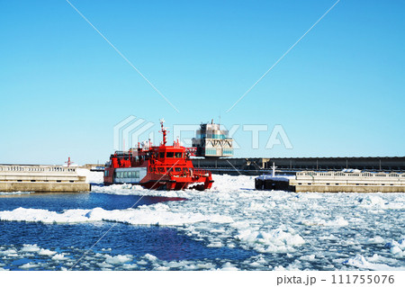 氷海展望塔オホーツクタワーと流氷砕氷船　北海道 111755076