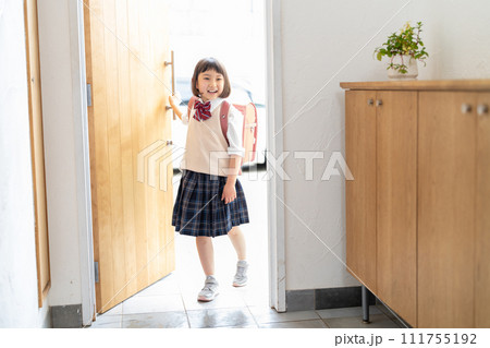 玄関に立つ小学生の女の子 111755192